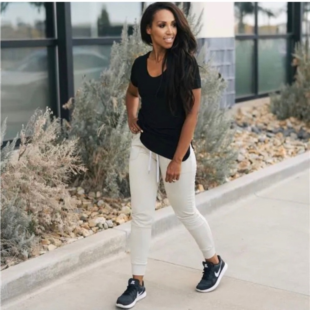 ZYIA Unwind joggers: color oatmeal.